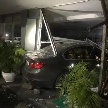 Apotek Senopati Ditabrak Lagi! Kali Ini Pelaku Pakai Mobil BMW