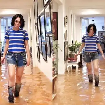 Rumahnya Kebanjiran, Yuni Shara Tampil Stylish dengan Sepatu Boot di Dalam Rumah