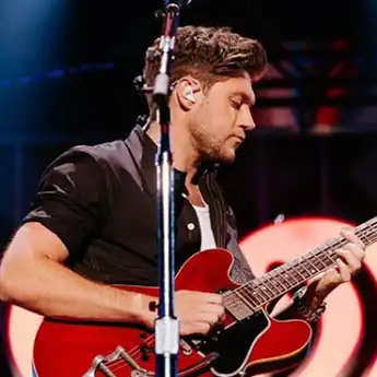 Lirik dan Terjemahan Lagu 'Put a Little Love on Me' Milik Niall Horan