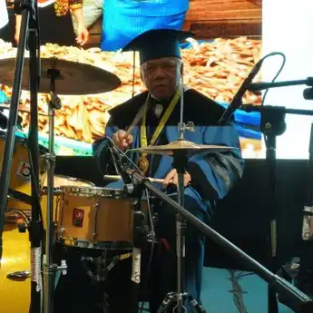 Setelah Dianugerahi Gelar Kehormatan, Menteri PUPR Nge-drum sambil Pakai Toga