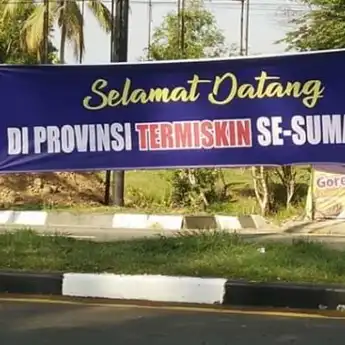 Aceh Jadi Wilayah Termiskin di Sumatera, Spanduk Ucapan Selamat Bertebaran