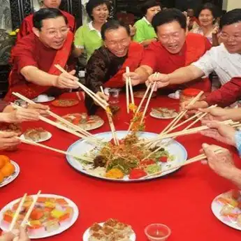 Tradisi Imlek Makan Salad Yu Sheng, Mengapa Harus Diaduk Tinggi? Ini Maknanya!