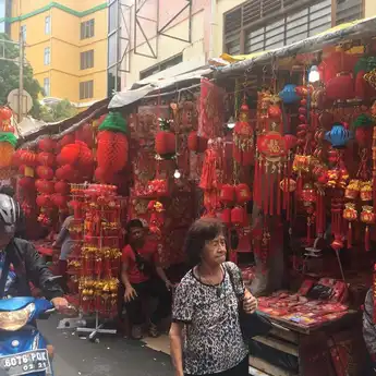 Jelang Imlek, Konsumen Buru Aksesoris dan Kuliner di Petak Sembilan