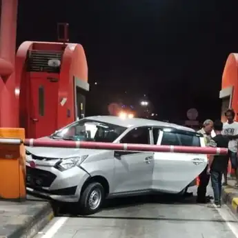 Perampokan di Dalam Tol, Sopir Truk Langsung Hajar Mobil Pelaku Dari Arah Belakang