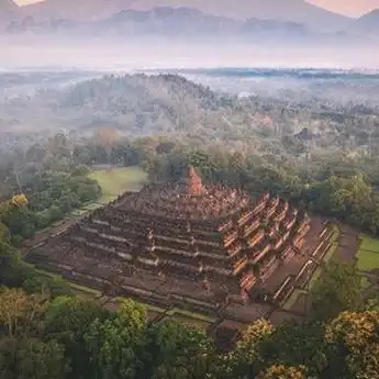 Kemenparekraf Dihujat Netizen karena Unggah Foto ‘Gunung Palsu’ Ini