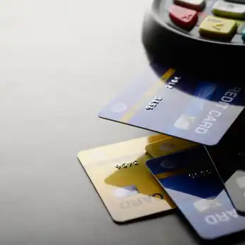 Mana yang Lebih Baik? Menggunakan Kartu Debit, Kredit, Atau Tunai?