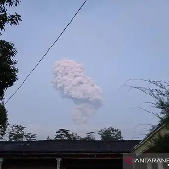 Gunung Merapi Erupsi Hingga 6 Km, Bandara Adi Soemarno Ditutup