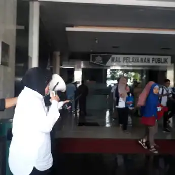 Gedung Mal Pelayanan Publik Surabaya Kebakaran, Risma Turun Tangan Pakai Toa