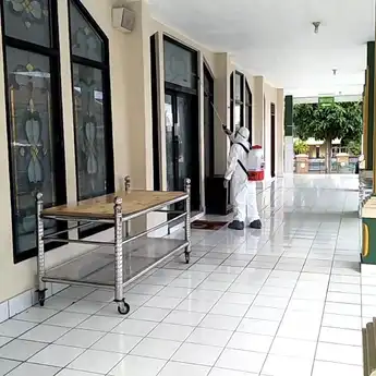 Antisipasi Covid-19, Pemkot Palembang Semprotkan Disinfektan di Masjid dan Sekolah