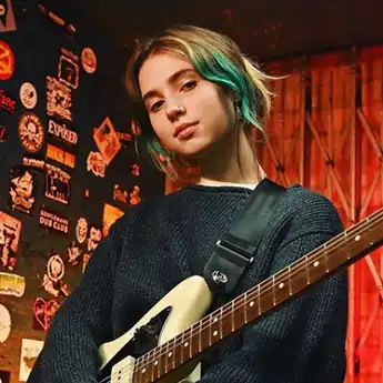 Lirik Lagu dan Chord Gitar 'Softly' - Clairo, Closer Baby I Want You