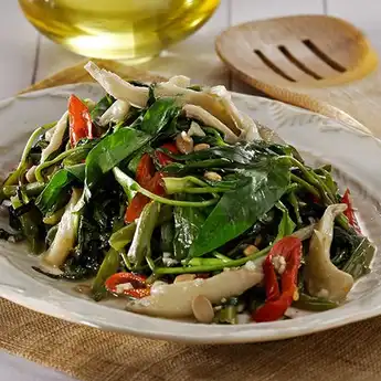 Resep dan Cara Masak 'Kangkung Tumis Jamur' Enak dan Gampang Banget!