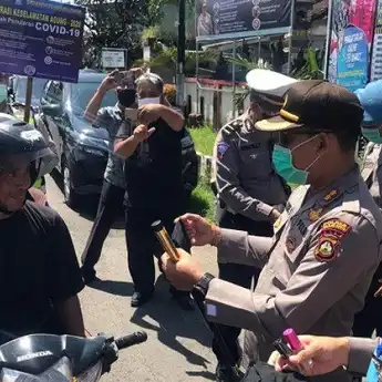 Operasi Keselamatan 2020, Polda Bali Bagikan Ratusan Masker dan Hand Sanitizer