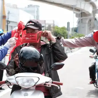 Gandeng Polresta Palembang, Astra Motor Sumsel Bagikan Makser Kain Gratis