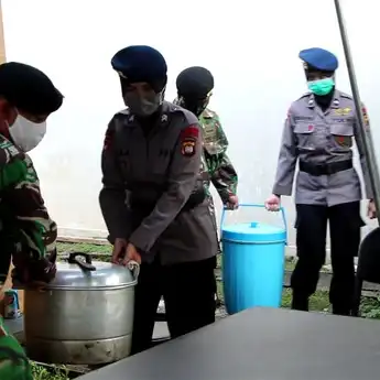 Ringankan Beban Masyarakat di tengah Pandemi Covid-19, TNI & Polda Kalbar Dirikan 7 Dapur Umum
