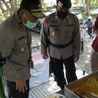 Hari Kartini, Wakapolda Bali Tinjau Dapur Lapangan dan Bagikan 2500 Nasi Bungkus