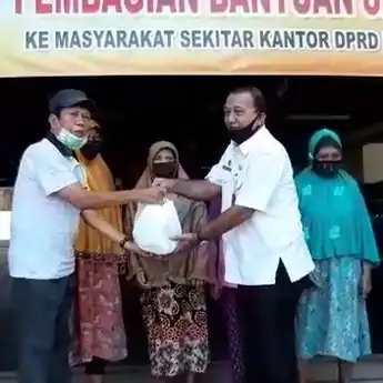 51 Paket Sembako Dibagikan Ke Masyarakat Terdampak Covid-19 di Kalsel