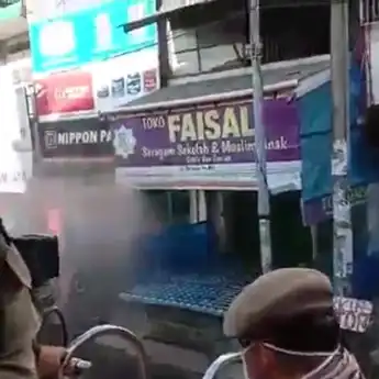 Satpol PP Kota Makassar Tindak Tegas Toko yang Masih Buka Saat PSBB dengan Menyemprotkan Air