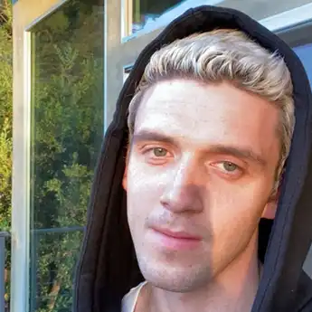Profil dan Biografi dari Penyanyi Lauv Pelantun Lagu 'I Like Me Better'