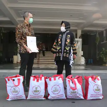 Pemkot Surabaya Terima Bantuan 10 Ribu Paket Sembako dari Presiden untuk Warga