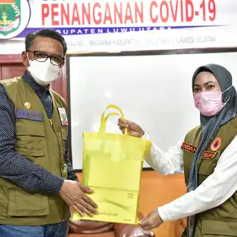 Gubernur Sulsel Salurkan Bantuan Penanganan Covid-19 Non-APBD