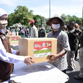 Pandemi Covid-19, Gubernur Apresiasi Kodam V/Brawijaya Terjunkan Babinsa Distribusikan Bansos