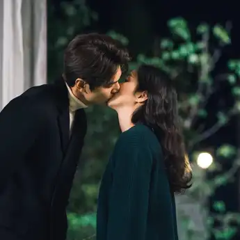 Siap-siap! Lee Min Ho & Kim Go Eun Bakal Ciuman Emosional di 'The King: Eternal Monarch'
