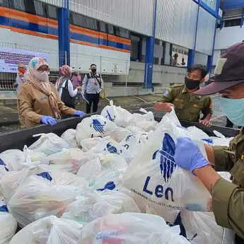 Lebih dari 700 Paket Bantuan Disalurkan PT Len Industri kepada Warga Terdampak Covid-19