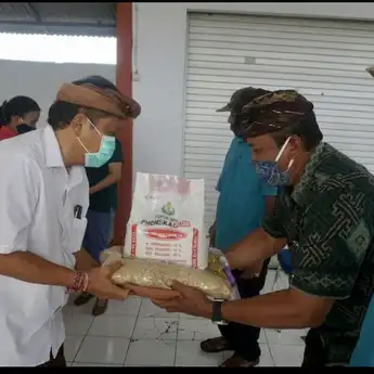 Jaga Ketahanan Pangan Saat Pandemi, Wali Kota Denpasar Berikan  Bantuan Pupuk NPK dan Benih Padi untuk Petani Denpasar 