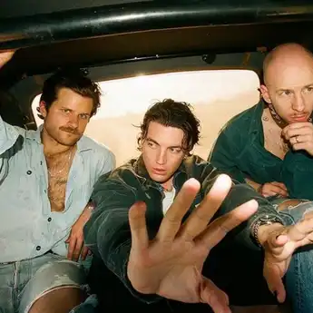 Chord dan Lirik Lagu ‘Run’ Milik LANY, So go ahead and run, run, run