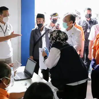 Turun Lapangan, Mensos Saksikan Distribusi Bansos Tunai ke 7.300 KK di Tambun Selatan