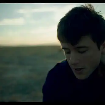 Lirik Lagu dan Terjemahan 'Let Me Down Slowly' by Alec Benjamin