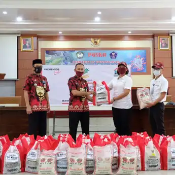 Tanggap Covid-19, 353 Lansia di Kabupaten Gowa Terima Bantuan Sembako