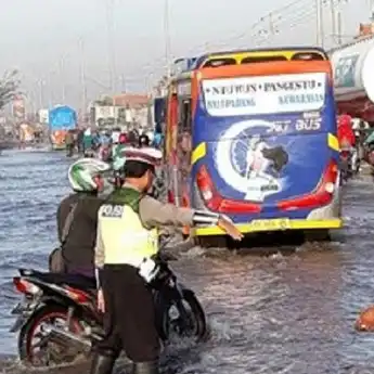 Beberapa Ruas Jalan Di Semarang Tergenang Rob, Hati-Hati Dengan Teror Penyakit Kulit!