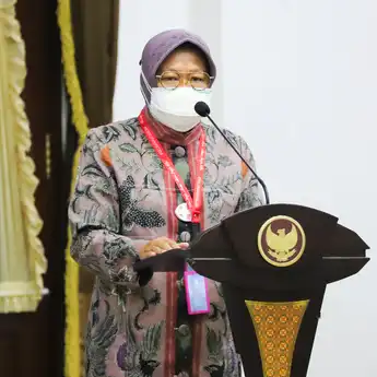 Ini Alasan Risma Sujud di Hadapan Ikatan Dokter Indonesia