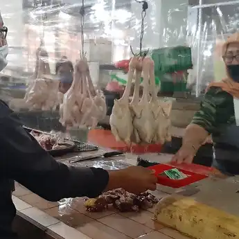 Puluhan Pasar Tradisional  Surabaya Dilengkapi Tirai Plastik