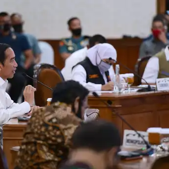 Jokowi Minta Dua Minggu Turunkan Penularan, Ini Jawaban Khofifah