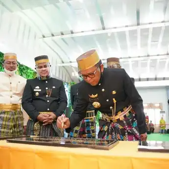 HUT Ke-61 Maros, Gubernur Sulsel Serahkan Bantuan Keuangan Daerah Rp 25 Miliar