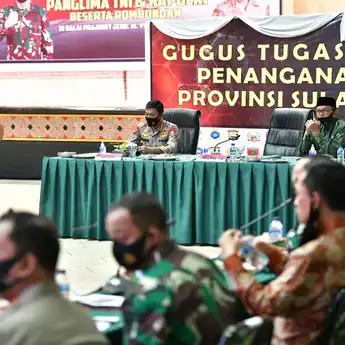 Kunjungi Makassar, Panglima TNI dan Kapolri Bagikan 10.000 Paket Sembako