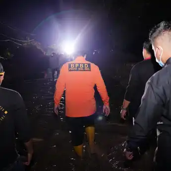 Wagub Sulsel Tinjau Lutra di Tengah Banjir dan Jalanan Berlumpur