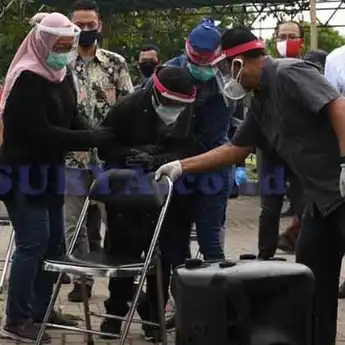 Menangis Hingga Lemas, Risma Tak Kuasa Lepas Kepergian Kepala DPA5 Surabaya