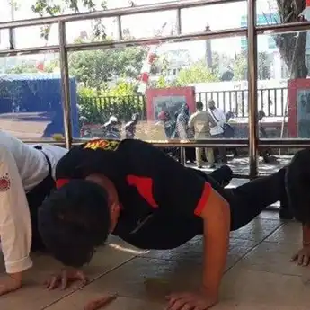 Tak Pakai Masker, Warga Dihukum Sebutkan Isi Pancasila dan Push Up