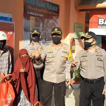 Bentuk Pengabdian, Alumni Akpol 91 Bagikan Bantuan Bagi Warga Makassar Terdampak Covid 19