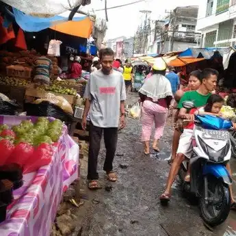 Jelang Idul Adha, Pasar di Makassar Mulai Ramai Orang Berbelanja