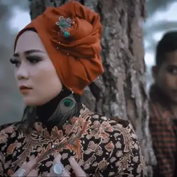 Lirik dan Video Klip Lagu Panek Panek Diawak Kayo Diurang, Antah Bilo Kalareh Buah Masak di Ujuang