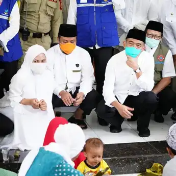 Menko PMK dan Wagub Sulsel Rayakan Idul Adha Bersama  Pengungsi Banjir Bandang Masamba