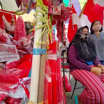 Perekonomian Lesu, Atin Hanya Mampu Jual 3 Bendera Dalam Sehari