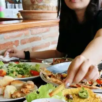 7 Kebiasaan Orang Indonesia Saat Makan yang Dianggap Aneh Orang Asing