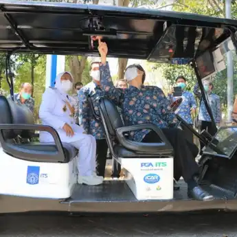 Soft Launching Mobil Listrik Pintar, Risma Test Drive Mobil Tanpa Sopir Karya ITS