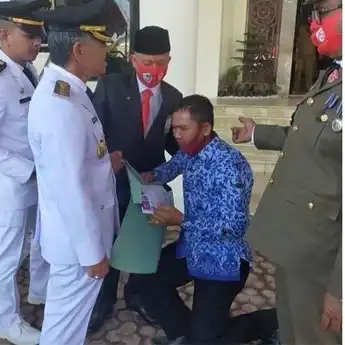 Seorang ASN Berlutut dan Menangis di Hadapan Bupati Aceh, Minta Sang Istri Diangkat Jadi Honorer