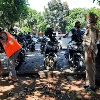 65 Warga Banyumanik Terjaring Razia Masker Diberi Sanksi Menyapu Jalan